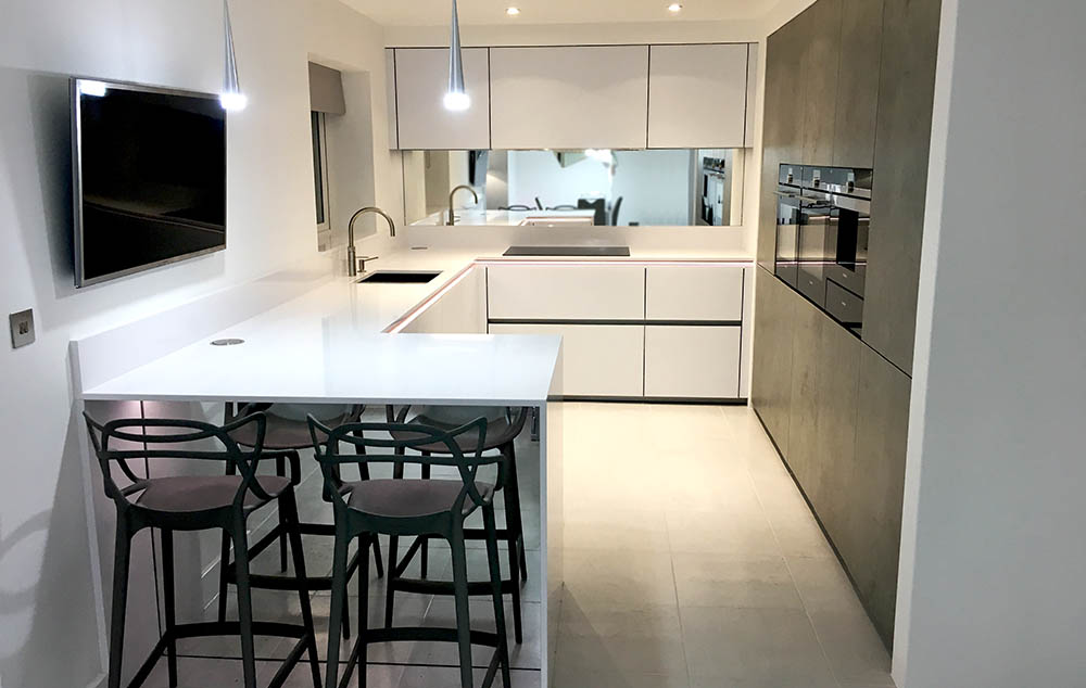 https://www.german-kitchens.uk.com/wp-content/uploads/2017/05/Sch%C3%BCller-Next-125-White-Glassline-Concrete-Ceramic-Mix-1-German-kitchen.jpg